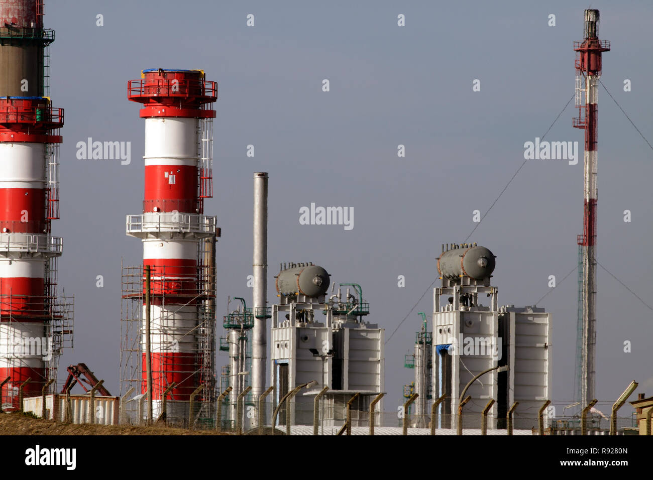 Espansione della raffineria e impianto di potenza con una parte della nuova apparecchiatura in una fase avanzata di collocamento, vedendo gli altri dettagli e calore Foto Stock