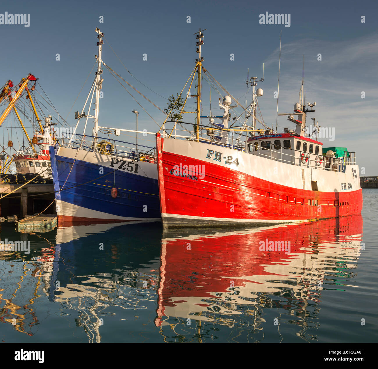 Newlyn barche da pesca riflessioni sul mare Foto Stock