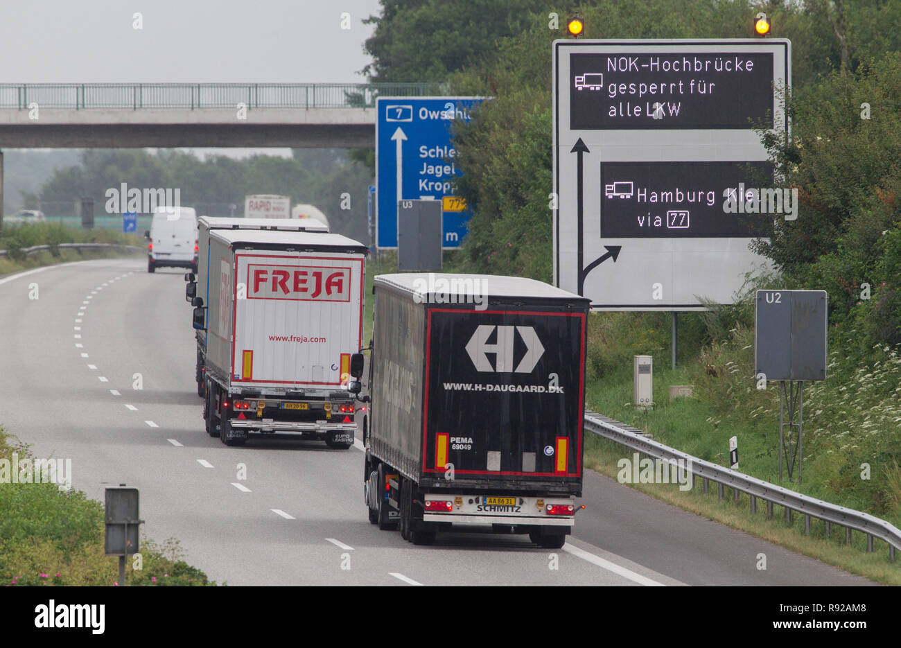 29.07.2013, Jagel, Schleswig-Holstein, Germania - Hinweisschild an der come Jagel Richtung Sueden. LKW gehalten sind die Umleitung zu benutzen, da die Ra Foto Stock