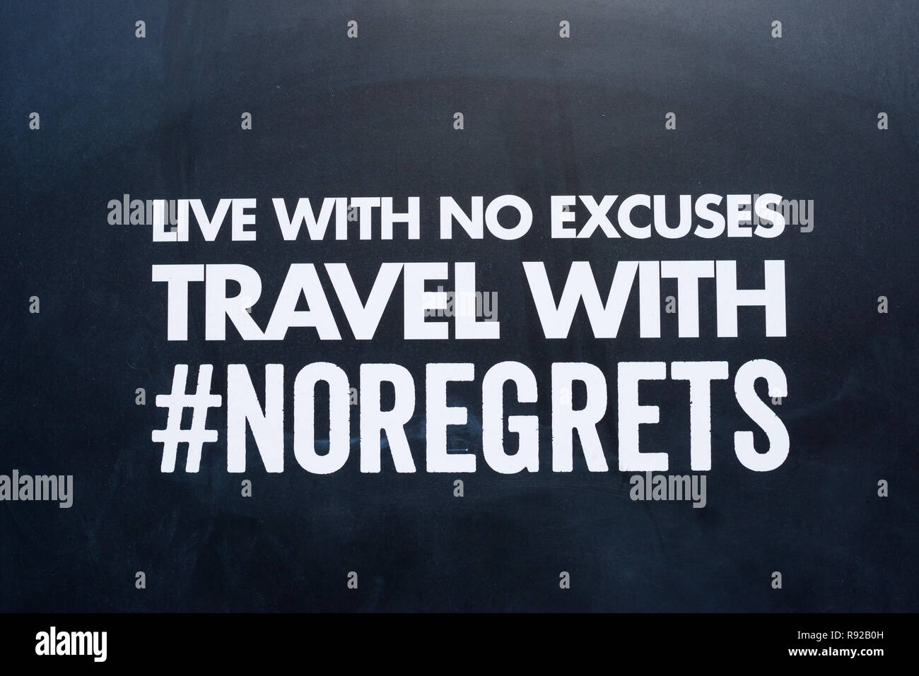 Vivere con scuse viaggiare con nessun rimpianto messaggio scritto sul capitale lettere bianche su sfondo nero. #N. Deplora hashtag Foto Stock