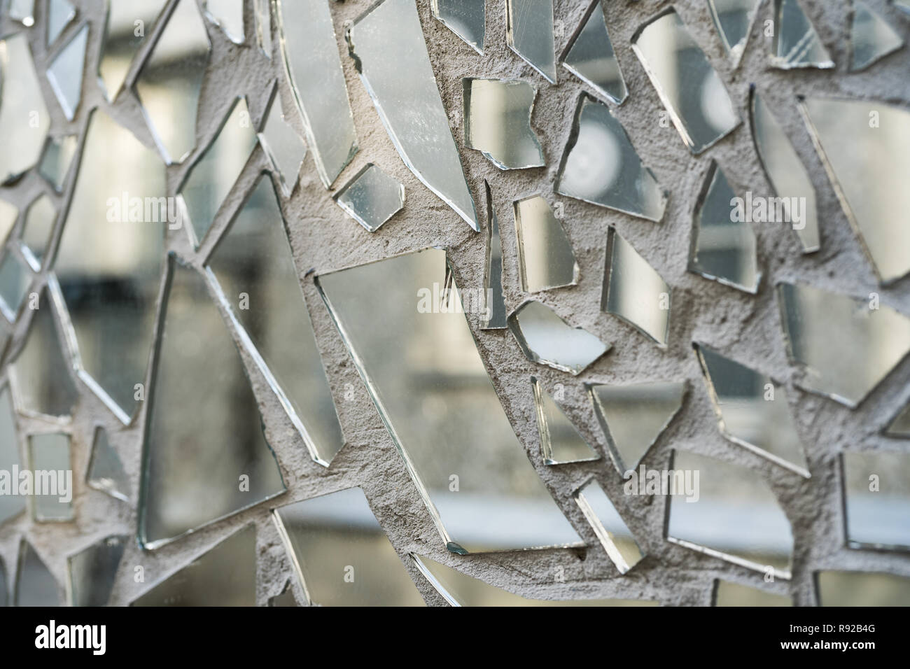 Frammenti di un vetro a specchio pattern su una parete Foto stock - Alamy