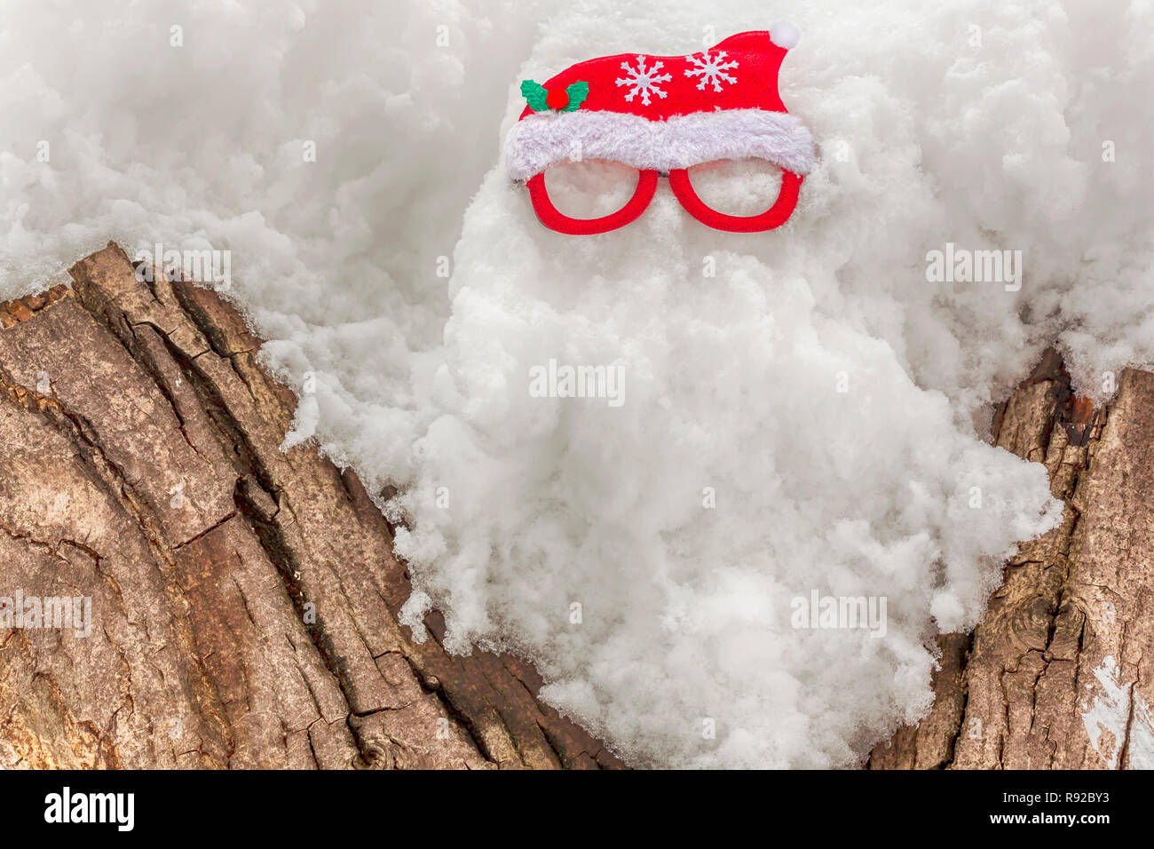 Puntelli colorati per la festa di natale - santa claus i bicchieri con il cappello e la barba da neve - Funny Face - Anno nuovo concetto di inverno Foto Stock