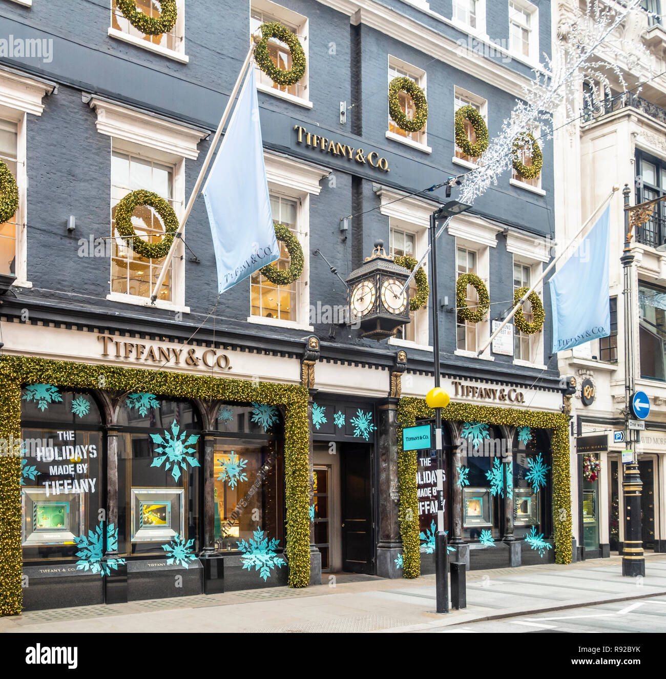 Negozio di fronte, la finestra di visualizzazione con decorazioni di Natale, del Tiffany & Co noi upscale gioielleria in Old Bond Street, Mayfair, London, England, Regno Unito Foto Stock