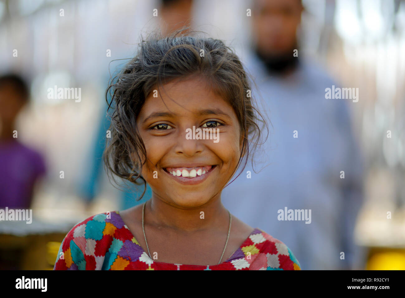 Ritratto di una ragazza a Nazirartek pesce secco impianto In Cox bazar, Bangladesh. Foto Stock