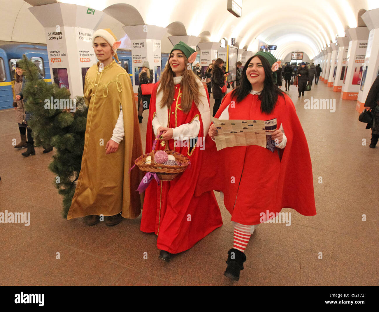 Dicembre 18, 2018 - Kiev, Kiev, Ucraina - persone che indossano costumi di Natale gli elfi veduto camminare all'interno di Kiev alla metropolitana di Kiev, in Ucraina..La processione festosa di elfi di Natale si cominciò a Kiev. Bright Santa Cooperatori riuniti per annunciare l'inizio di questo Natale e per aprire la fiaba di residenza di Santa Claus in â€oeGallery delle Arti di Laurusâ€. Elegante elfi camminato a piedi, e ha visitato anche la metropolitana di Mosca per creare un atmosfera di festa per tutti. (Credito Immagine: © Pavlo Gonchar/SOPA immagini via ZUMA filo) Foto Stock