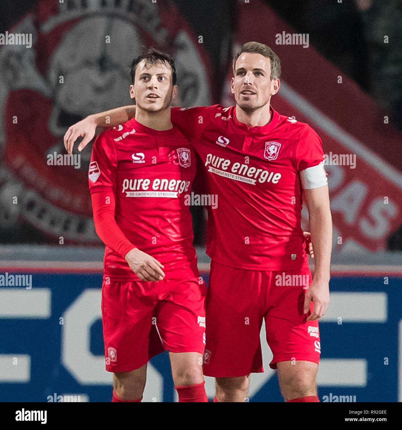 ENSCHEDE, stadio De Grolsch Veste, 18-12-2018 , Stagione 2018 / 2019 , olandese TOTO KNVB Beker. FC Twente giocatore Javier Espinoza (L) e FC Twente player Wout Brama (r) celebra la vittoria dopo il gioco durante la partita Twente - RKC Foto Stock