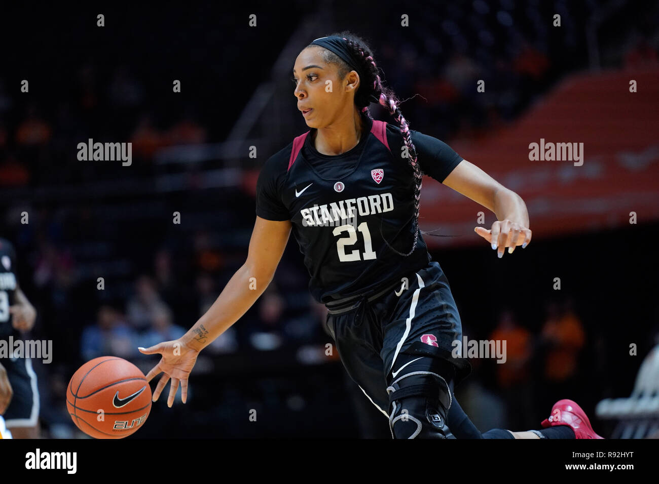 Dicembre 18, 2018: Dijonai Carrington #21 della Stanford Cardinale porta la palla in alto tribunale durante il NCAA pallacanestro tra la University of Tennessee Lady volontari e l'Università di Stanford Cardinale a Thompson Boling Arena a Knoxville TN Tim Gangloff/CSM Foto Stock