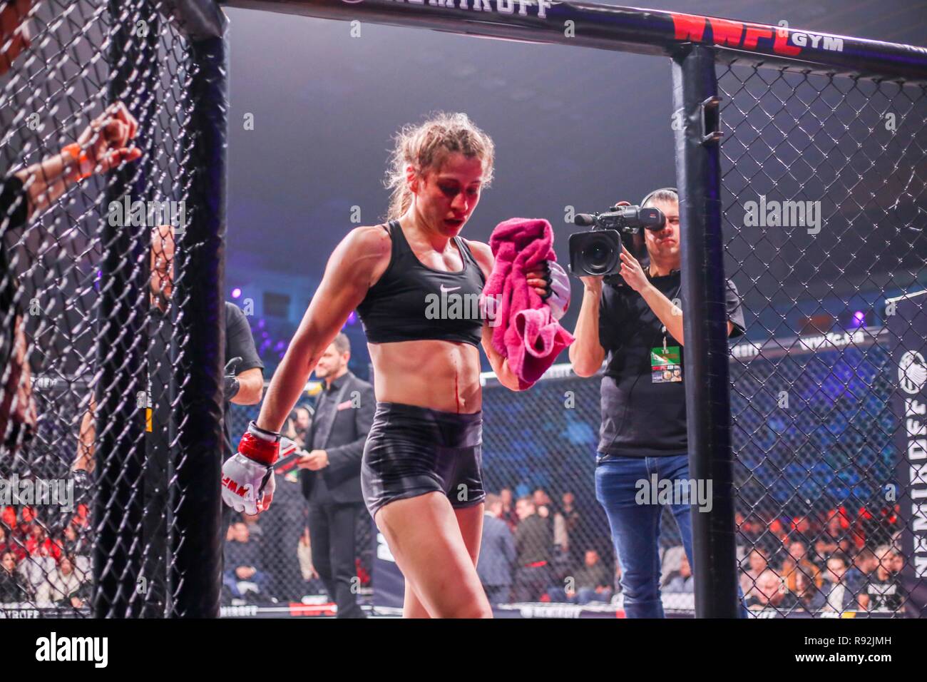 Dimitroula Hara, concorrente di Grecia è sempre fuori della gabbia dopo una dura lotta contro Alisa Danyuk dall'Ucraina durante il WWFC 13 (World Warriors Fighting Championship 13) a Kiev. Alisa Danyuk dall'Ucraina ha vinto la partita. Foto Stock