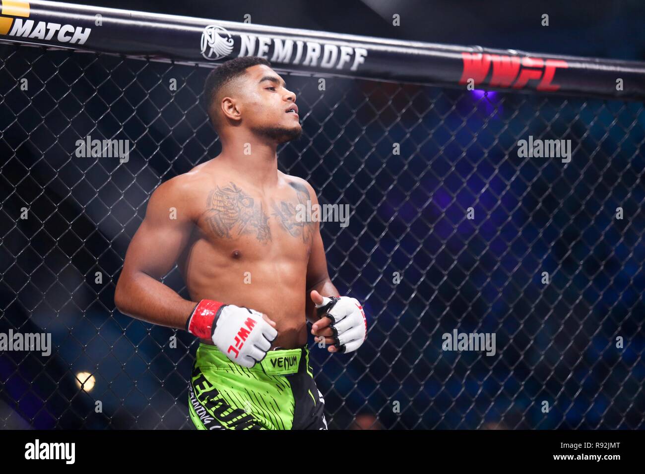 Il francese concorrente, Charriere Morgan visto in attesa del suo concorrente, Kovacevic Marko getting nella gabbia durante il WWFC 13 (World Warriors Fighting Championship 13) a Kiev. Entrambi raggiunti stessi punti. Foto Stock
