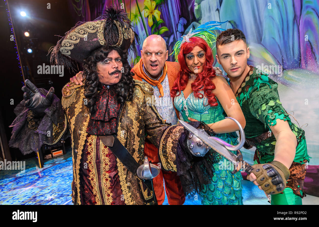 Birmingham, Regno Unito. Xviii Dicembre, 2018. 'Peter Pan' Il Birmingham Hippodrome, 18 dicembre 2018. Le stelle di Birmingham Hippodrome il brillante panto sul palco in costume per la prima volta. Nella foto è raffigurato da sinistra a destra: Jimmy Osmaond (Capitan Uncino), Matt lasco (vedere), Meera Syal (magica Mermaid) e Jaymi Hensley (Peter Pan). Foto di Simon Hadley/ Alamy Live News. Foto Stock