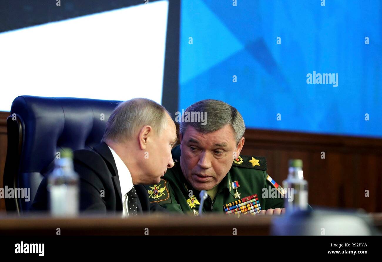 Mosca, Russia. Xviii Dicembre, 2018. Il presidente russo Vladimir Putin parla con il capo delle forze armate russe, Gen. Valery Gerasimov, destra, durante un incontro con la leadership militare al ministero della Difesa russo sede Dicembre 18, 2018 a Mosca, in Russia. Credito: Planetpix/Alamy Live News Foto Stock