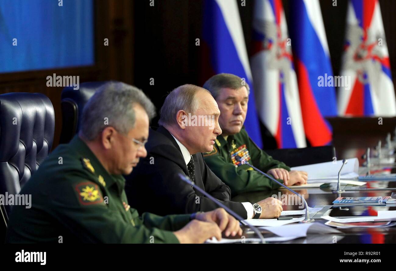 Mosca, Russia. Xviii Dicembre, 2018. Il presidente russo Vladimir Putin, centro offre commento accanto al ministro della Difesa Sergei Shoigu, a sinistra e a capo delle forze armate russe, Gen. Valery Gerasimov, destra, durante un incontro con la leadership militare al ministero della Difesa russo sede Dicembre 18, 2018 a Mosca, in Russia. Credito: Planetpix/Alamy Live News Foto Stock