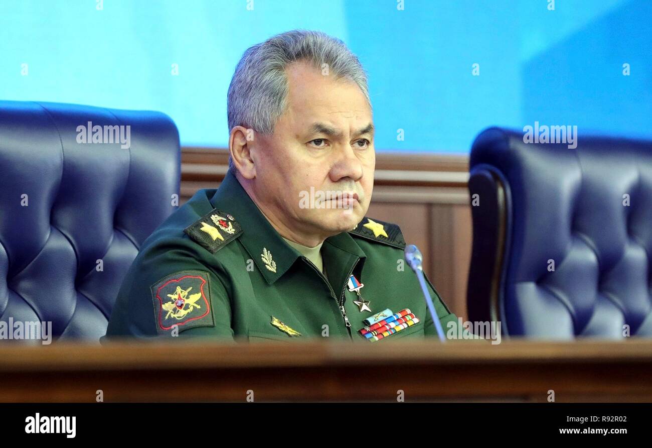 Mosca, Russia. Xviii Dicembre, 2018. Russo il Ministro della difesa Sergei Shoigu durante una riunione con la leadership militare tenuto dal presidente russo Vladimir Putin al ministero della Difesa russo sede Dicembre 18, 2018 a Mosca, in Russia. Credito: Planetpix/Alamy Live News Foto Stock