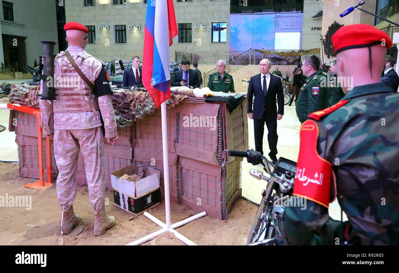 Mosca, Russia. Xviii Dicembre, 2018. Il presidente russo Vladimir Putin, destra, opinioni una mostra di armi catturato dai ribelli Siriani prima di un incontro con la leadership militare al ministero della Difesa russo sede Dicembre 18, 2018 a Mosca, in Russia. Credito: Planetpix/Alamy Live News Foto Stock