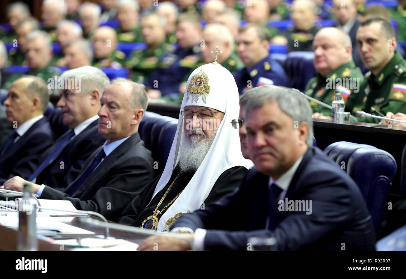 Mosca, Russia. Xviii Dicembre, 2018. Capo della chiesa russo-ortodossa Patriarca Kirill, centro, partecipa a una sessione di espanso della leadership militare al ministero della Difesa russo sede Dicembre 18, 2018 a Mosca, in Russia. Credito: Planetpix/Alamy Live News Foto Stock
