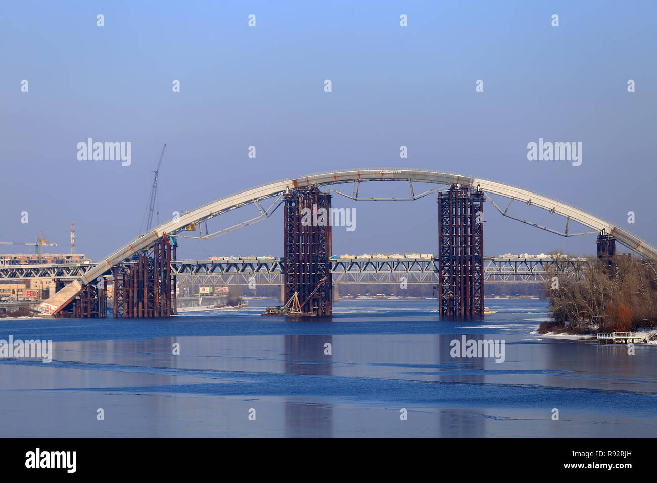 Kiev, Ucraina. 2° dic, 2018. Una vista del podilskyi ponte sul fiume Dnieper. Credito: MOHAMMAD JAVAD Abjoushak SOPA/images/ZUMA filo/Alamy Live News Foto Stock
