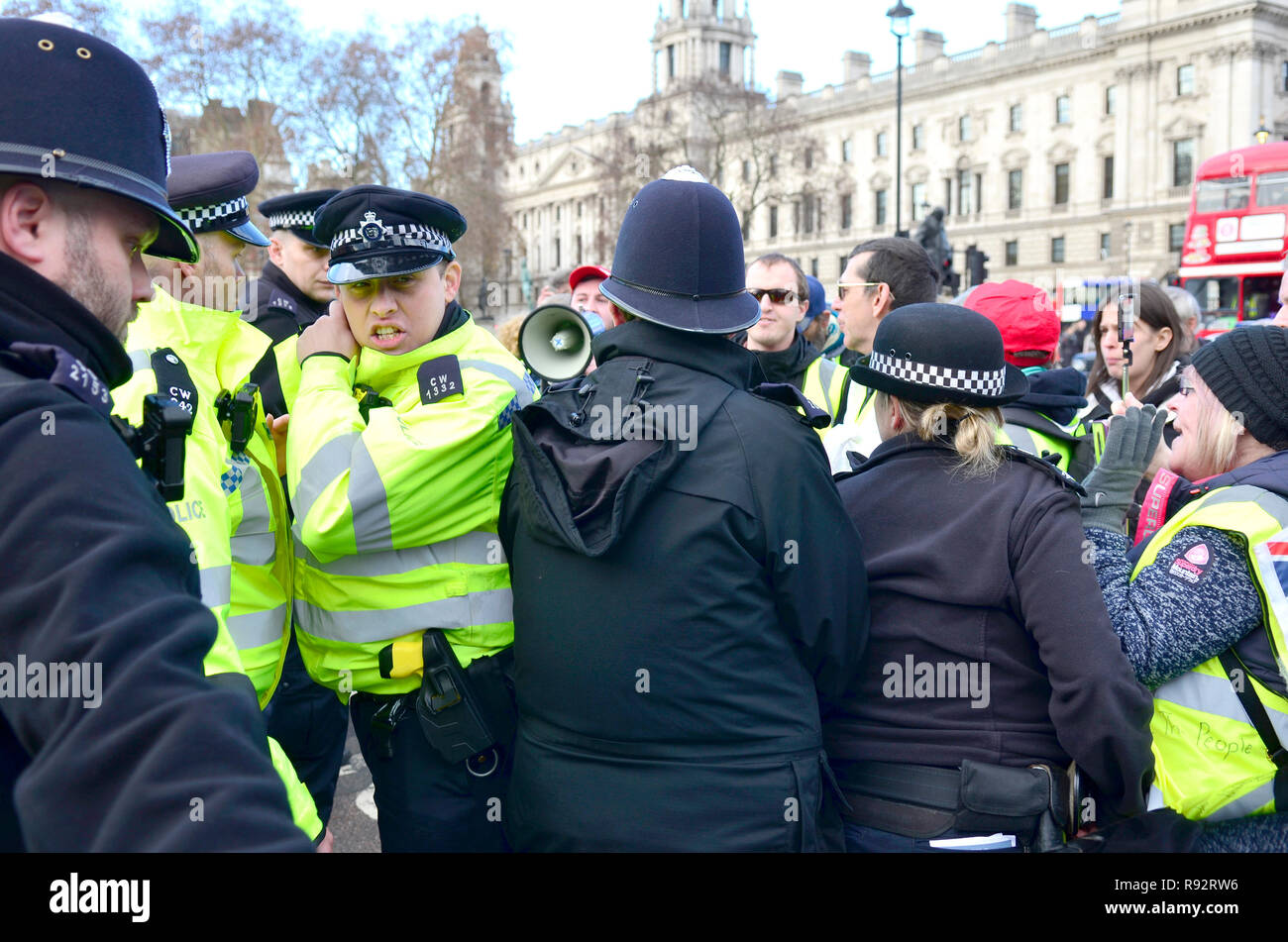 Londra, 19 dicembre 2018. Pro Brexit sostenitori (che la settimana scorsa bloccato Westminster Bridge) fermare un auto di lasciare le case del Parlamento prima di spostare fuori per bloccare la strada Credito: PjrFoto/Alamy Live News Foto Stock