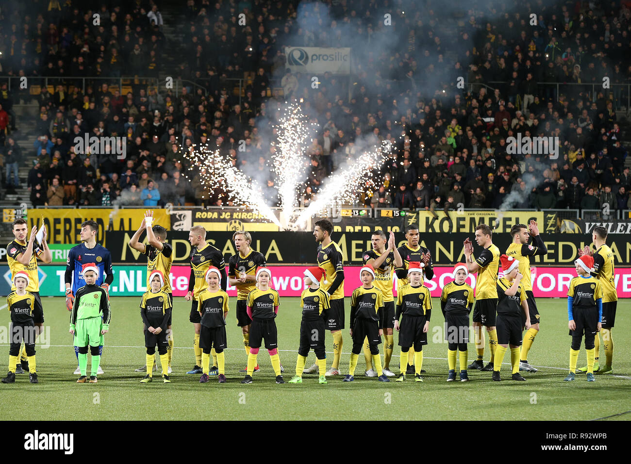 KERKRADE, calcio, KNVB Beker, Coppa Nazionale gioco, stagione 2018-2019, 19-12-2018, Parkstad Limburg Stadium, fuochi d'artificio durante il gioco Roda JC - Ajax Foto Stock