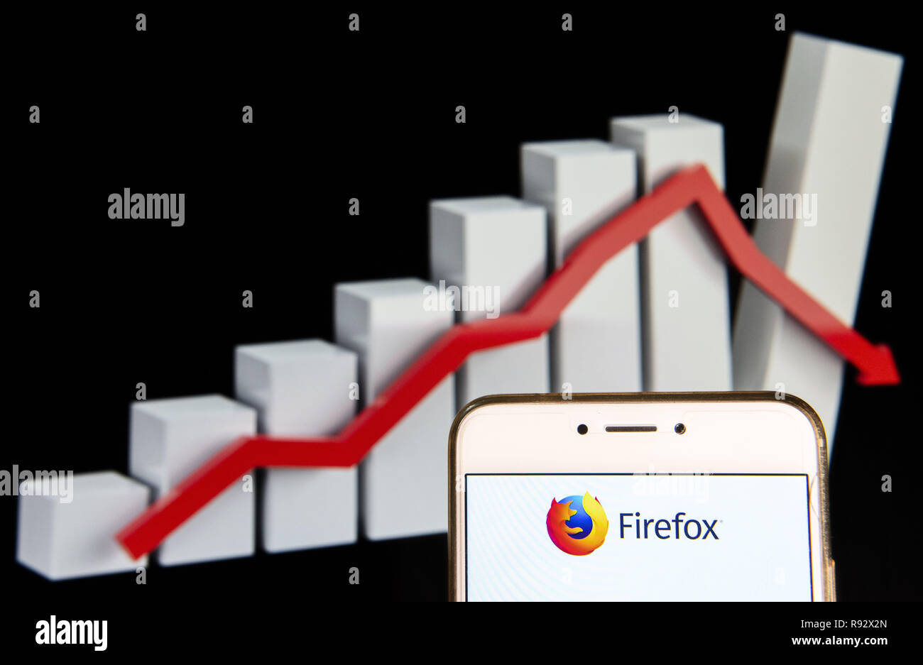 Hong Kong. Xiv Dic, 2018. Browser Web open-source sviluppato da Mozilla Foundation, Firefox, il logo è visibile su un androide dispositivo mobile con un declino perde il grafico in background. Credito: Miguel Candela/SOPA Immagini/ZUMA filo/Alamy Live News Foto Stock