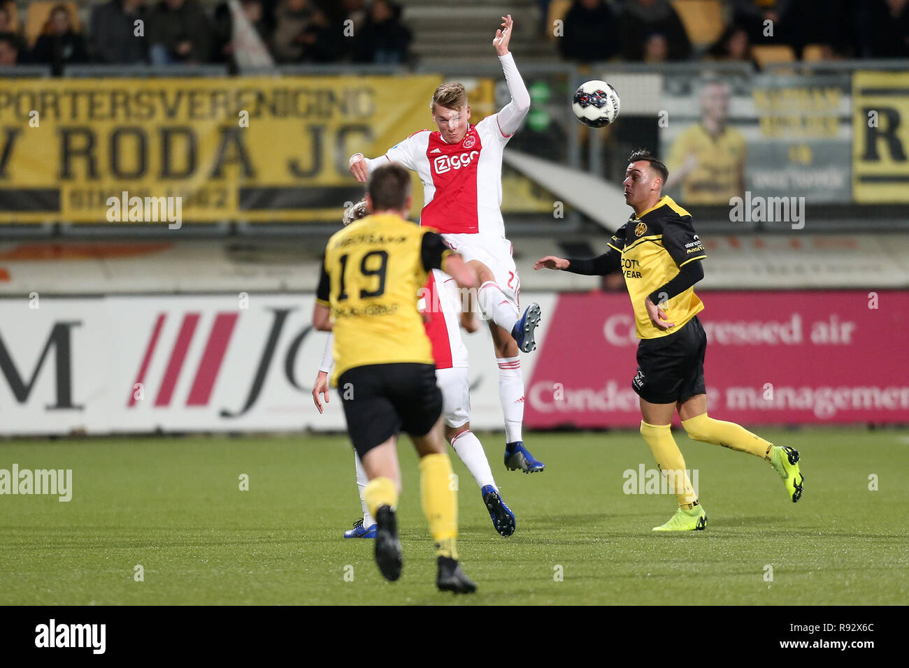 KERKRADE, calcio, KNVB Beker, Coppa Nazionale gioco, stagione 2018-2019, 19-12-2018, Parkstad Limburg Stadium, Ajax player Perr Schuurs e Roda JC player Mario Engels durante il gioco Roda JC - Ajax Foto Stock