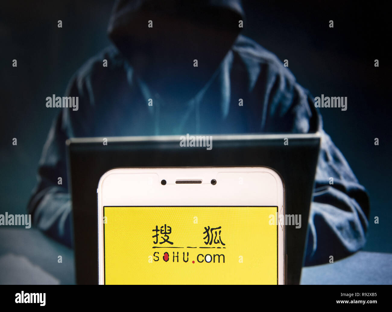 Hong Kong. 22 Novembre, 2018. Chinese Internet company logo Sohu è visto su un androide dispositivo mobile con una figura di hacker in background. Credito: Miguel Candela/SOPA Immagini/ZUMA filo/Alamy Live News Foto Stock