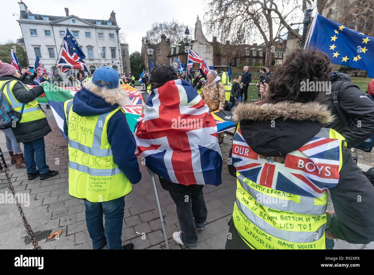 Londra, Regno Unito. 19 dicembre 2018. Un piccolo gruppo di estrema destra pro-Brexit manifestanti unfrul un grande striscione che mostra loro ot essere Arsenal sostenitori. Essi vennero a gridare e sostengono con il quotidiano SODEM (Stand di Defiance Movimento Europeo) contestatori e a gridare insulti personali al Steven Bray che fondarono SODEM nel settembre 2017. La polizia ha cercato di mantenere gli scontri, pacifica e ha avvertito la destra manifestanti circa la loro lingua. Il Brexiteers poi accusato la polizia di tenendo i lati. Alla fine essi allontanati per protestare al di fuori del Parlamento. Peter Marshall / Alamy Live News Foto Stock