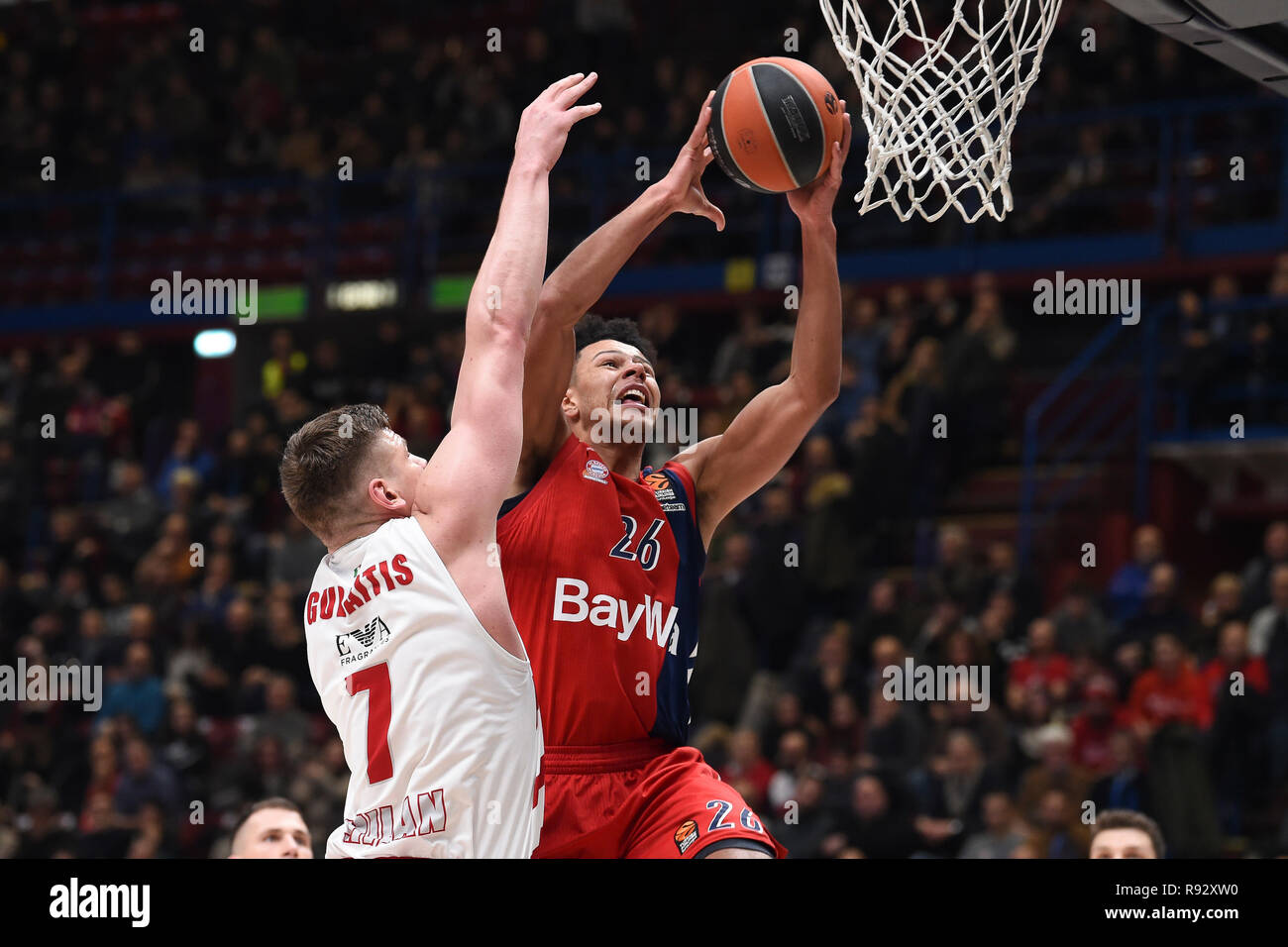 Foto di Claudio Grassi/LaPresse 19 dicembre 2018 Assago (MI) Italia sport basket AX Armani Exchange Olimpia Milano vs FC Bayern Monaco - Turkish Airlines Eurolega 2018/2019 - Mediolanum Forum. Nella foto: Marvin Ogunsipe (#26 FC Bayern Monaco) al tiro Photo Claudio Grassi/LaPresse Dicembre 19, 2018 Assago (MI) Italia sport basket AX Armani Exchange Olimpia Milano vs FC Bayern Munich - Turkish Airlines EuroLeague 2018/2019 - Mediolanum Forum. nel pic: Marvin Ogunsipe (#26 FC Bayern Monaco) le riprese Foto Stock