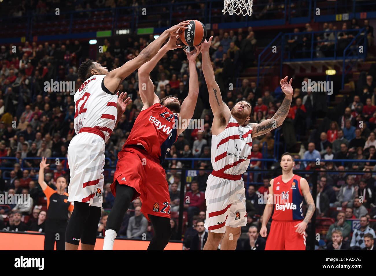 Foto di Claudio Grassi/LaPresse 19 dicembre 2018 Assago (MI) Italia sport basket AX Armani Exchange Olimpia Milano vs FC Bayern Monaco - Turkish Airlines Eurolega 2018/2019 - Mediolanum Forum. Nella foto: un sacco di foto di rimbalzo Claudio Grassi/LaPresse Dicembre 19, 2018 Assago (MI) Italia sport basket AX Armani Exchange Olimpia Milano vs FC Bayern Munich - Turkish Airlines EuroLeague 2018/2019 - Mediolanum Forum. nel pic: combattimenti di rimbalzo Foto Stock