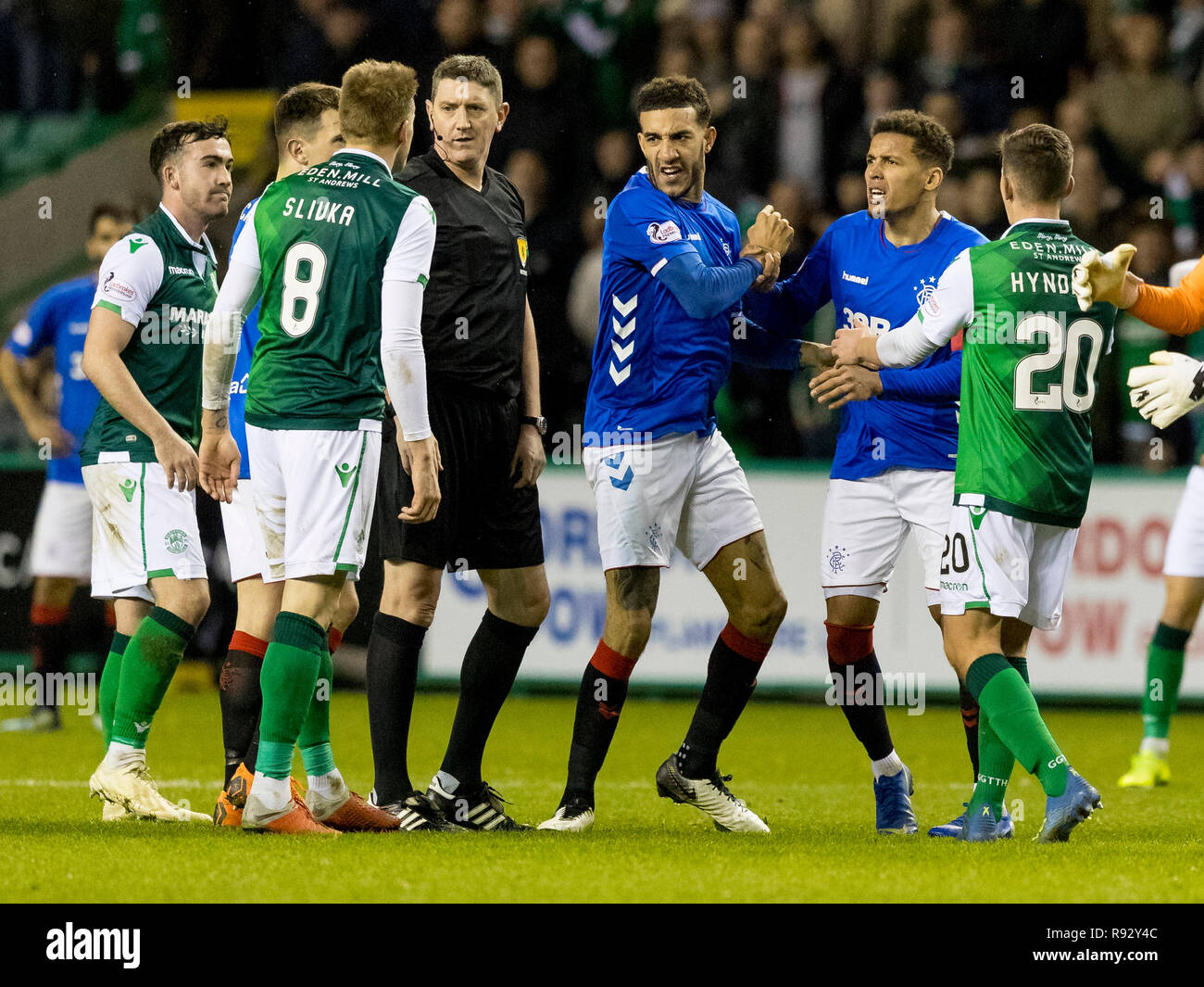 Easter Road, Edimburgo, Regno Unito. Xix Dec, 2018. Ladbrokes Premiership, Hibernian versus Rangers; Vykintas Slivka di Hibernian entra nel battibecco con James Tavernier e Connor Goldson dei Rangers Credito: Azione Sport Plus/Alamy Live News Foto Stock