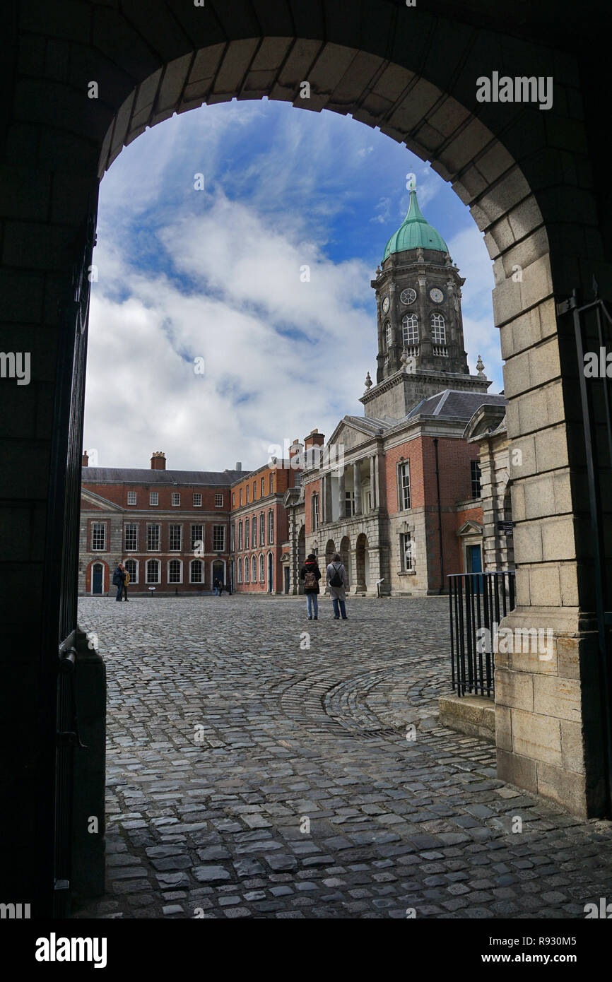 Castello di Dublino con arco, Irlanda Foto Stock