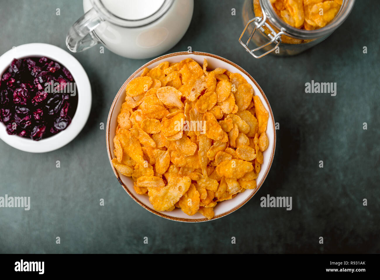 Cereali e latte in un bicchiere. La mattina la colazione gustosa concept Foto Stock