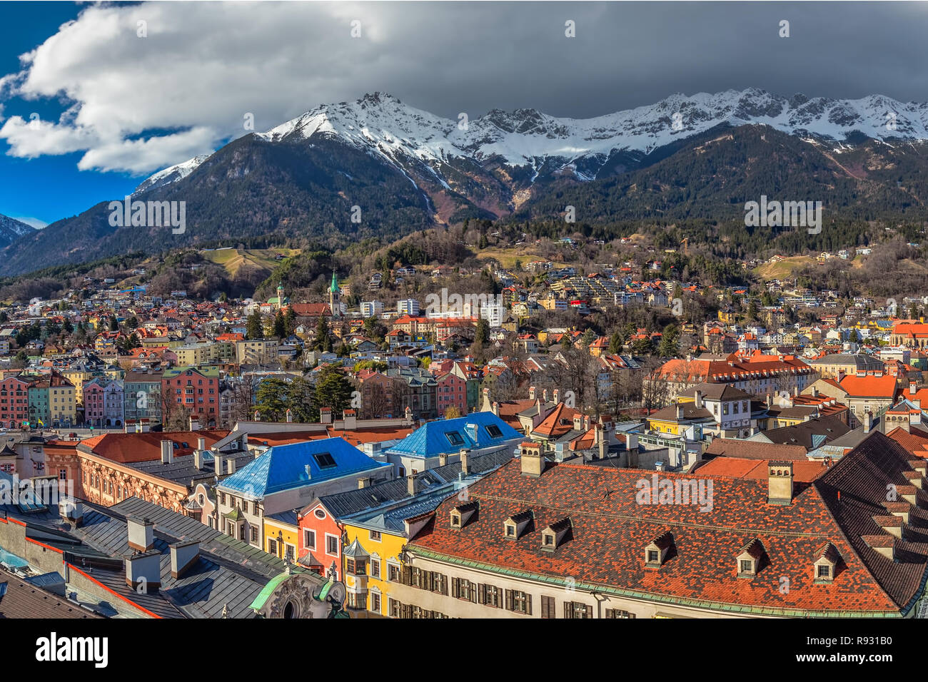 INNSBRUCK, Austria - 11 Marzo 2017 - La popolazione della città di Innsbruck centro sotto la torre Stadtturm. È la città capitale del Tirolo in Austria occidentale, Europa. Foto Stock