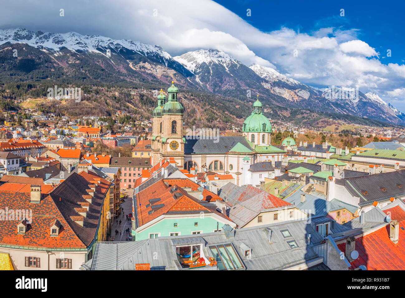 Innsbruck centro città sotto la torre Stadtturm. È la città capitale del Tirolo in Austria occidentale, Europa. Foto Stock