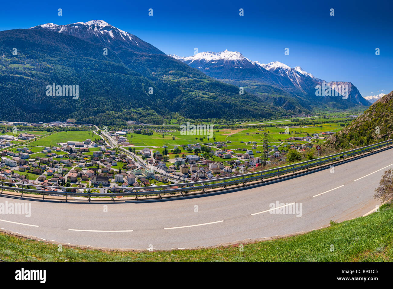 Leuk città vicino a Leukerbad con alpi svizzere, Canton Vallese, Svizzera. Foto Stock