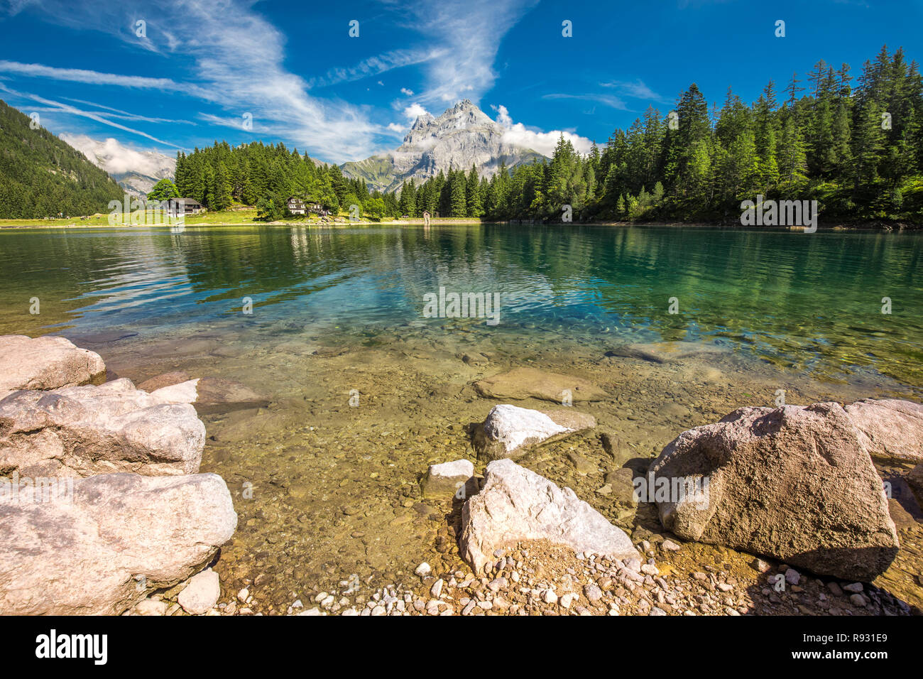 Arnisee con Alpi Svizzere. Arnisee è un serbatoio nel Cantone di Uri, Svizzera, Europa. Foto Stock