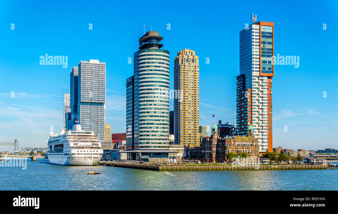 Architettura moderna edifici alti e una nave da crociera all'Holland Amerikakade cruise terminal presso la Nieuwe Maas River a Rotterdam, Olanda Foto Stock