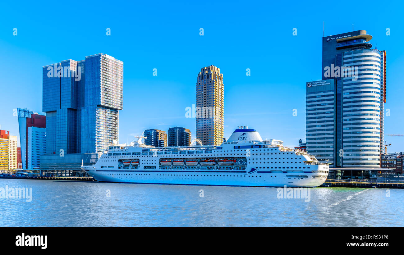 Architettura moderna edifici alti e una nave da crociera all'Holland Amerikakade cruise terminal presso la Nieuwe Maas River a Rotterdam, Olanda Foto Stock