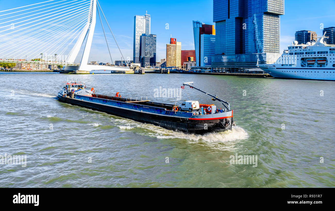 Reno barcone sul Nieuwe Maas con ponte di Erasmus e alti edifici moderni a Holland Amerikakade cruise terminal di Rotterdam, Olanda Foto Stock