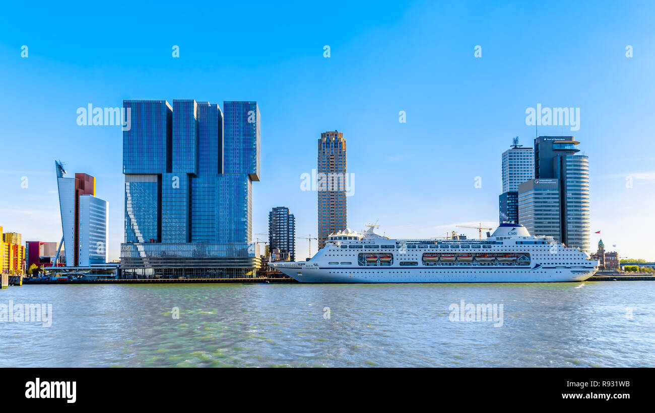 Architettura moderna edifici alti e una nave da crociera all'Holland Amerikakade cruise terminal presso la Nieuwe Maas River a Rotterdam, Olanda Foto Stock