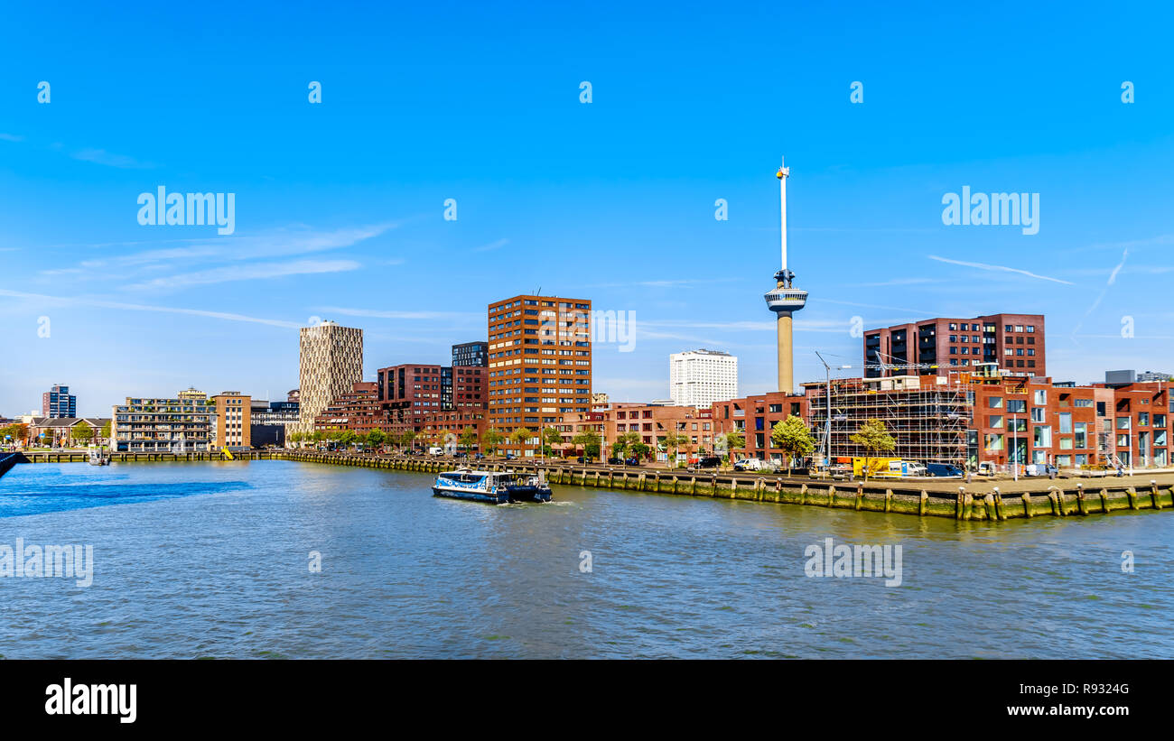 Vista da una imbarcazione turistica sul Nieuwe Maas fiume degli edifici commerciali e la torre Euromast in background in Rotterdam, Olanda Foto Stock