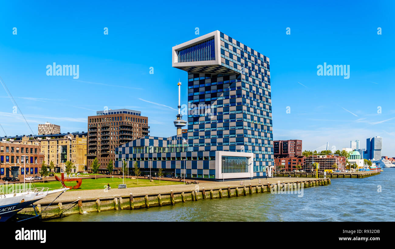 Sagomato in modo univoco architectural alto edificio dal punto di vista di un imbarcazione turistica sul Nieuwe Maas fiume nel porto di Rotterdam nei Paesi Bassi Foto Stock