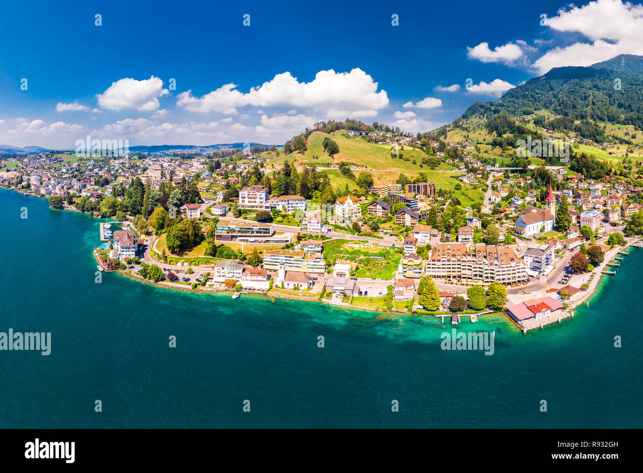 Villaggio Weggis, il lago di Lucerna (Vierwaldstatersee), Rigi e alpi svizzere in background vicino la famosa città di Lucerna, Svizzera. Foto Stock