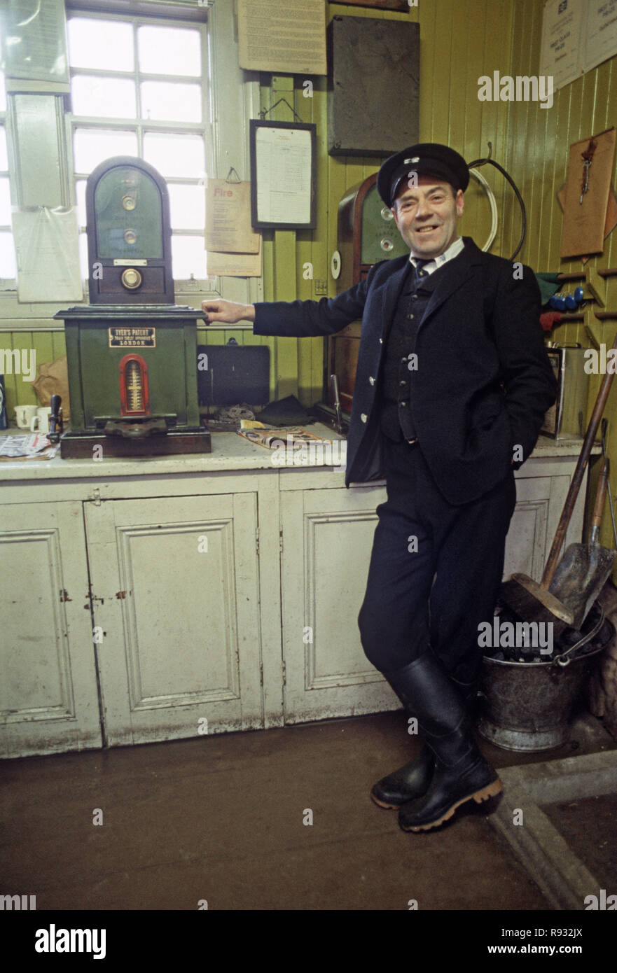 British Rail Station master in Glenfinnan stazione ferroviaria, West Highland Glasgow a Mallaig Linea, Highlands, Scozia Foto Stock