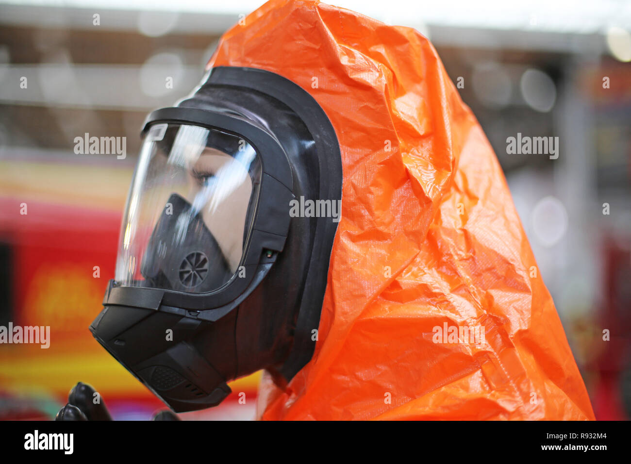 Abbigliamento protettivo con maschera a gas Foto Stock