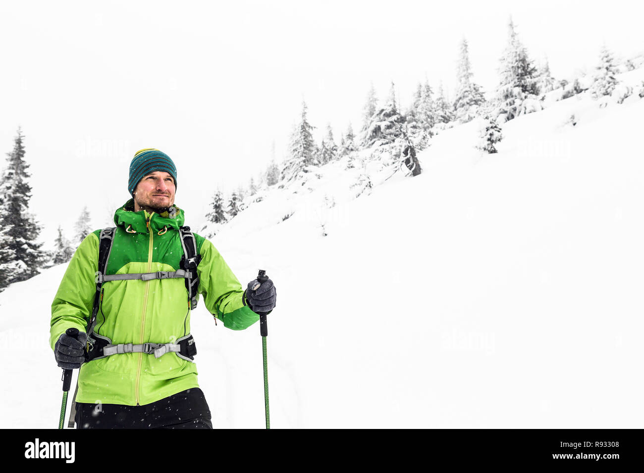 Il trekking invernale in bianco boschi innevati, adventure concept. L'uomo escursionismo in inverno boschi. Viaggi e uno stile di vita sano all'aperto nella bella natura. Foto Stock