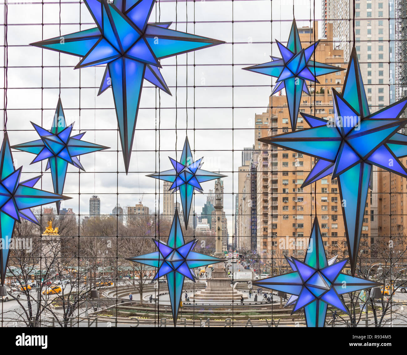 Time Warner Center a Columbus Circle a New York City a decorazioni di Natale Foto Stock
