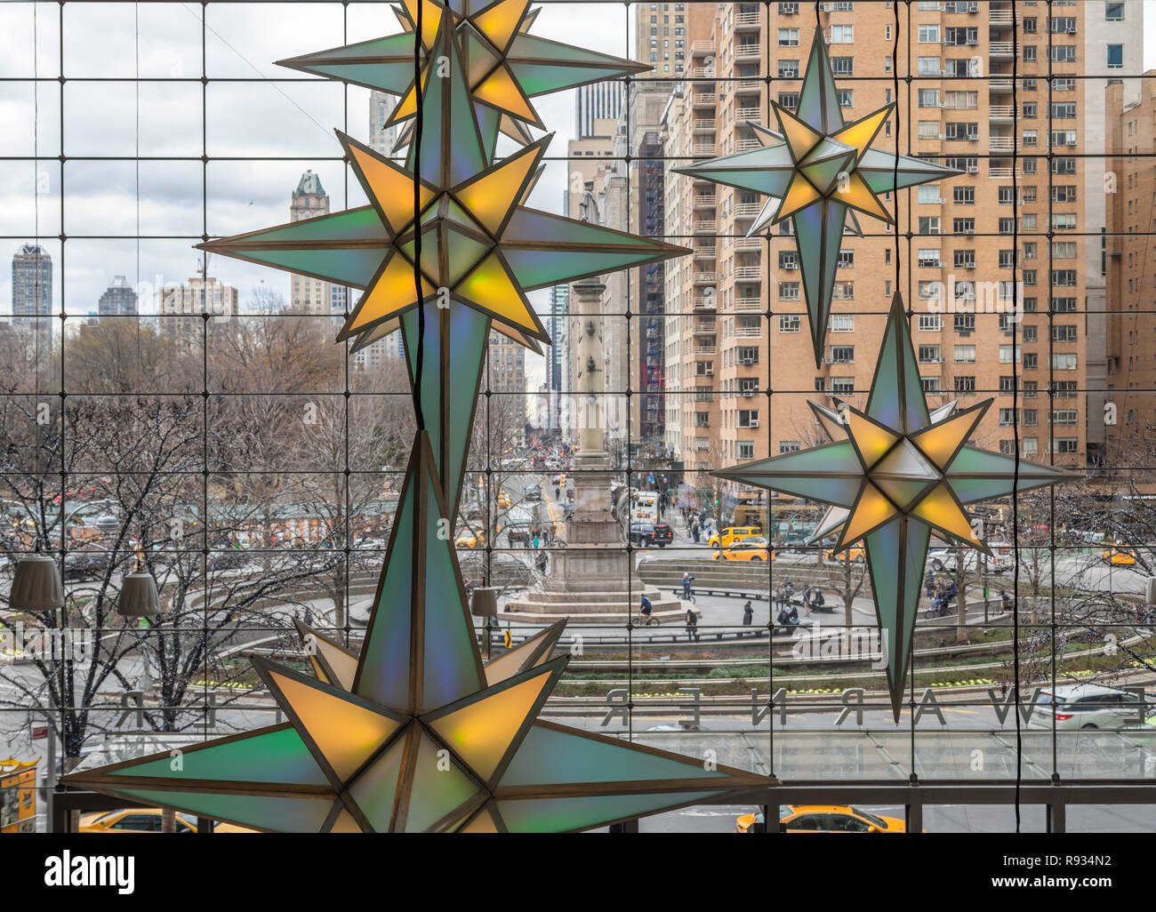 Time Warner Center a Columbus Circle a New York City a decorazioni di Natale Foto Stock