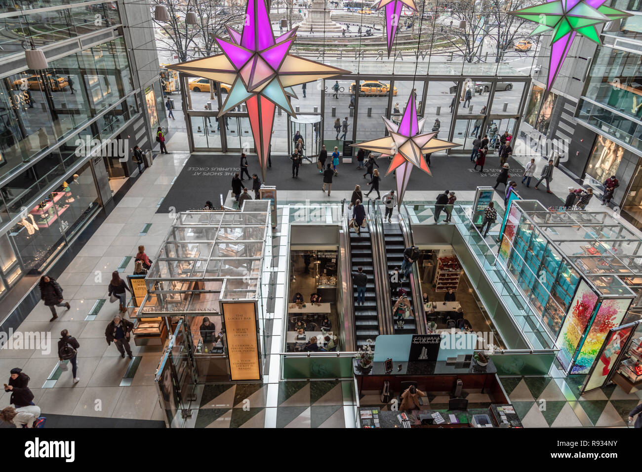 Time Warner Center a Columbus Circle a New York City a decorazioni di Natale Foto Stock