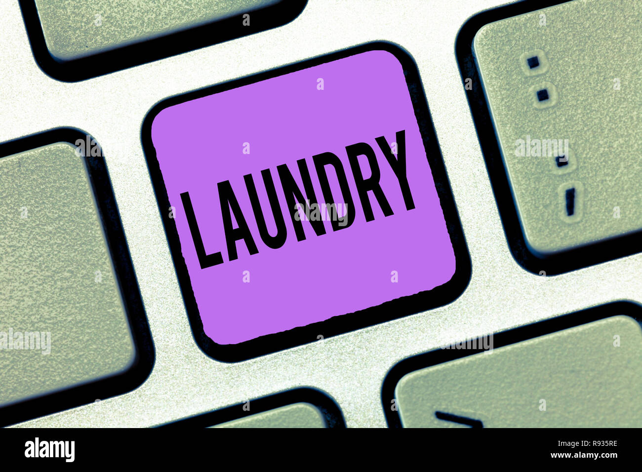 La scrittura della nota mostra servizio lavanderia. Business photo vetrina per camera per la pulizia di macchine per il lavaggio di indumenti di tessuti devono essere lavati. Foto Stock