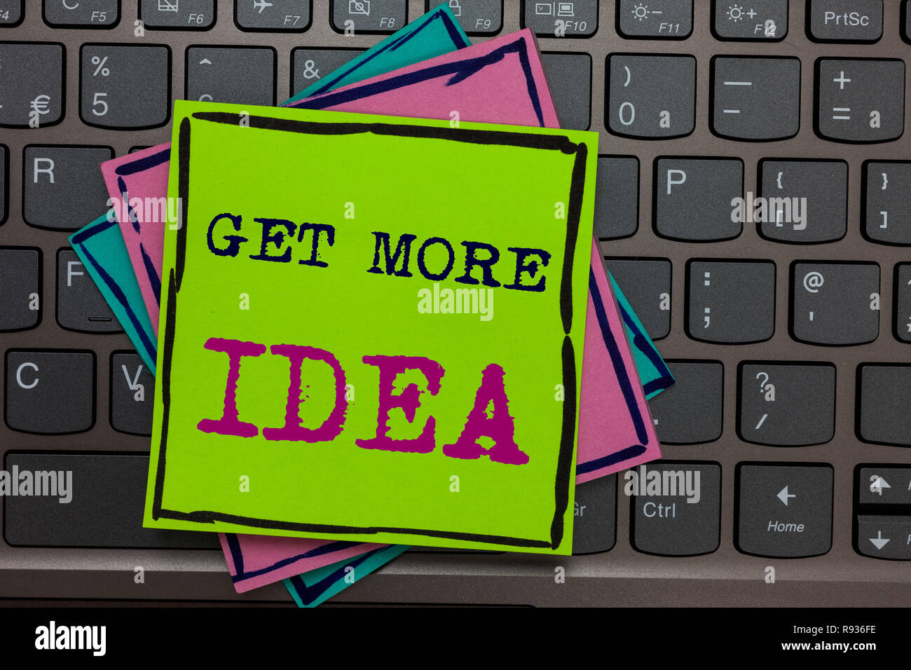 La grafia la scrittura di testo Ottieni di più Idea. Concetto significato Input casuale Mind Mappa immagine Mock up sondaggi documenti di visualizzazione dei promemoria Inspirat tastiera Foto Stock